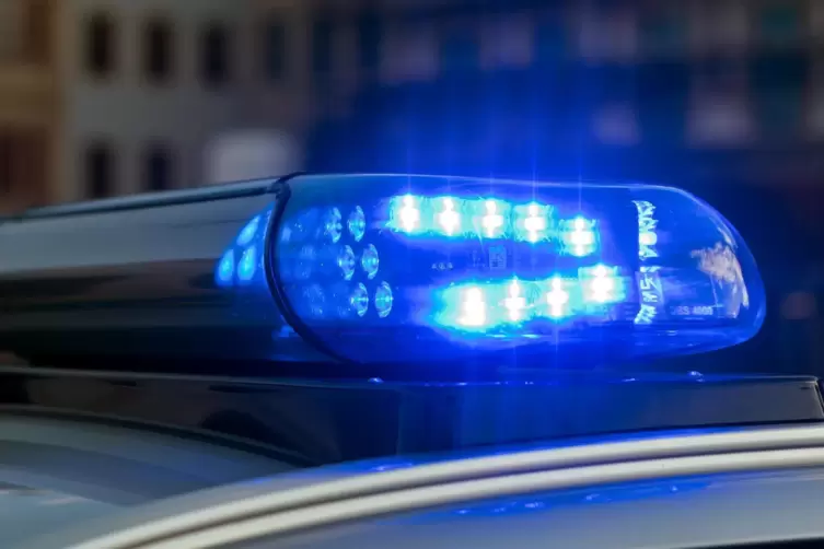 Die Polizei sucht nach einem Autofahrer, der an einem Auto in der Kreuznacher Straße einen Schaden verursacht hat und trotzdem w