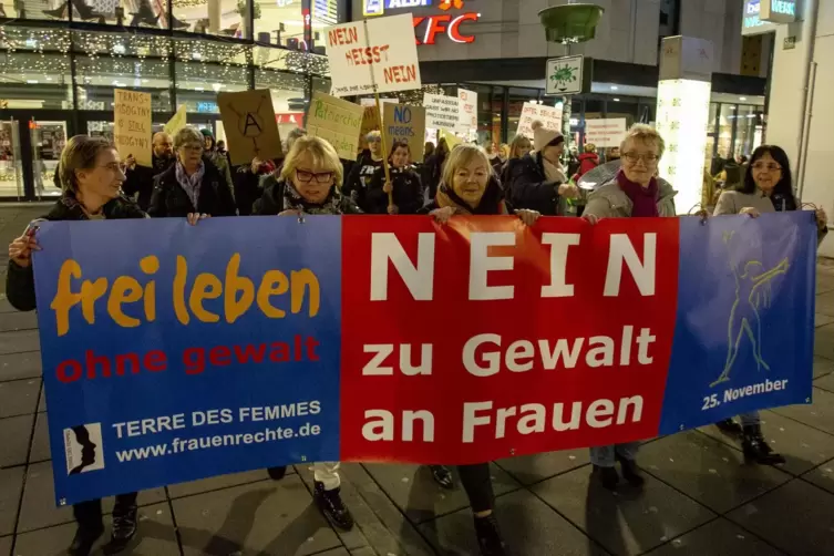 „Nein zu Gewalt an Frauen“: Solidaritätszug durch Kaiserslautern im vergangenen Jahr.