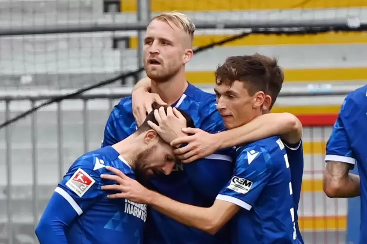 Die Karlsruher Jerome Gondorf, Philipp Hofmann und Benjamin Goller bejubeln den Treffer zum 1:1 durch Hofmann. 