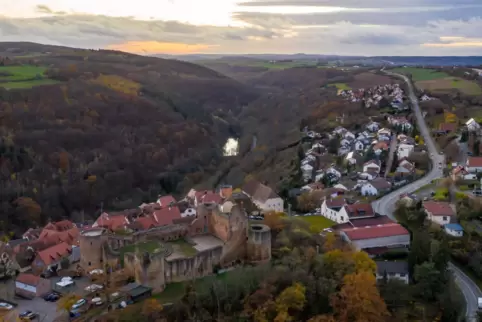 Neuleiningen von oben mit Landstraße und Autobahn (rechts). 