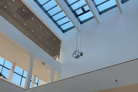 Die Uhr läuft, die Zeit steht scheinbar still. Installation von Alicja Kwade in der Kunsthalle Mannheim. Die Uhr läuft, die Zeit steht scheinbar still. Installation von Alicja Kwade in der Kunsthalle Mannheim.