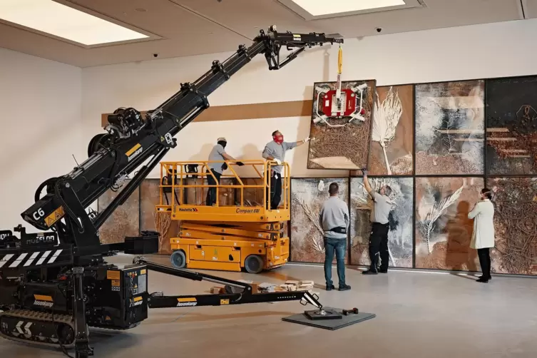 Schwerstarbeit: Aufbau der Anselm-Kiefer-Schau, die ab 1. Dezember in der Kunsthalle gezeigt wird - wie auch immer. 