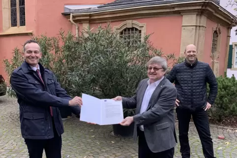 Wirtschaftsminister Volker Wissing (links), Deidesheims Stadtbürgermeister Manfred Dörr und im Hintergrund der Geschäftsführer d