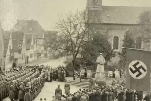30. August 1936: Einweihung des Kriegerdenkmals in Berghausen mit einem Festzug der Wehrmacht.
