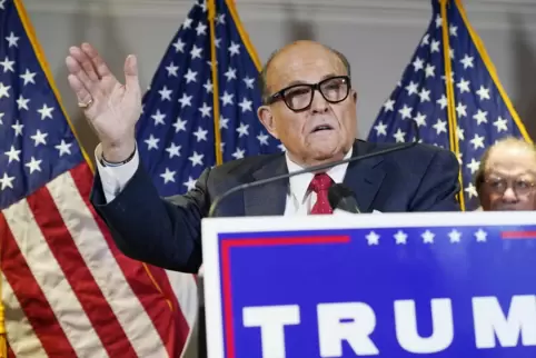 Donald Trumps letzte Verteidigungslinie: Sein persönlicher Anwalt Rudy Giuliani am Donnerstag bei einer Pressekonferenz. 