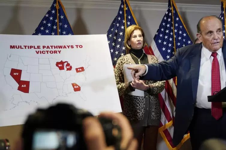 Trump-Anwalt Rudy Giuliani pr&auml;sentiert eine Grafik mit dem Titel &bdquo;Vielf&auml;ltige Wege zum Sieg&ldquo;. Abschlie&szlig;ende Beweise f&uuml;r Wahlf&auml;ls