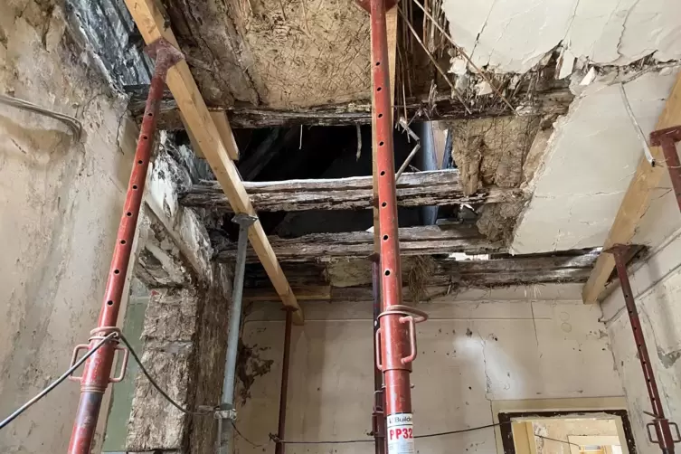 Stein des Ansto&szlig;es: Wegen dieser Schadstelle erkl&auml;rte die Verwaltung das Haus im Februar f&uuml;r unbewohnbar.