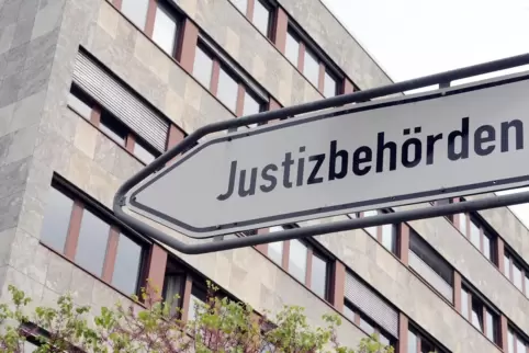 Das Verwaltungsgericht Neustadt hat das Verbot der Querdenken-Demonstration in Kaiserslautern bestätigt. 