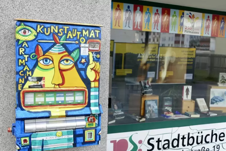 Mehr Kunden wünschen sich Stadtbücherei-Leiterin Ulrike Weil und der Betreiber Lars Kaiser für den Kunstautomaten vor der Pirmas