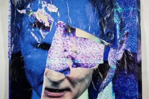 Uli Bomans Werk „Agent Blue II“ (hier im Ausschnitt) ist eine Papier-Décollage (150x175 Zentimeter) und ist Teil einer Serie von
