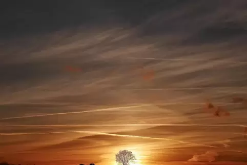 Mit schönen Fotos – hier ein Sonnenuntergang, von Orbis Richtung Schneebergerhof aufgenommen – erfreut Irmgard Dülmer-Hirsch ihr Mit schönen Fotos – hier ein Sonnenuntergang, von Orbis Richtung Schneebergerhof aufgenommen – erfreut Irmgard Dülmer-Hirsch ihr
