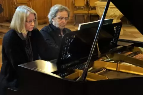 Katja Gericke-Wohnsiedler und Thomas Palm musizieren gemeinsam.