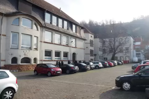 Wo heute noch Autos auf Betonpflaster vor dem Schulhaus abgestellt werden, soll eine Parkanlage entstehen. Wo heute noch Autos auf Betonpflaster vor dem Schulhaus abgestellt werden, soll eine Parkanlage entstehen.
