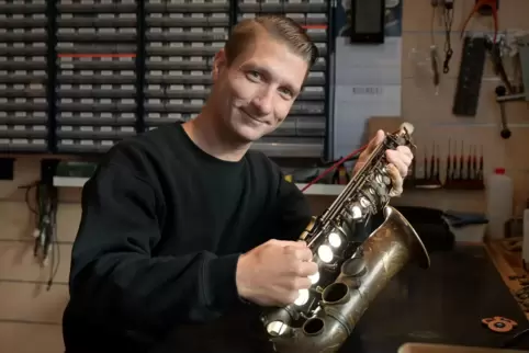 Kann ein Saxofon nicht nur reparieren, sondern auch spielen: Instrumentenmacher Peter Wagner in seiner Mechtersheimer Werkstatt.