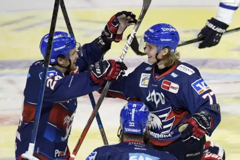 Adler-Jubel nach dem Tor zum 4:2 durch Florian Elias (rechts). 