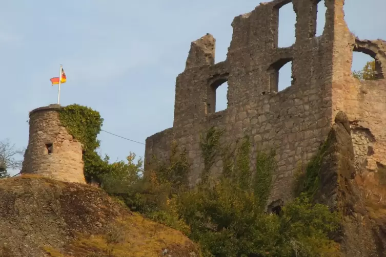 Eindrucksvoll grüßt in Falkenstein von links oben auf einem Felssporn die Ruine der Burg.