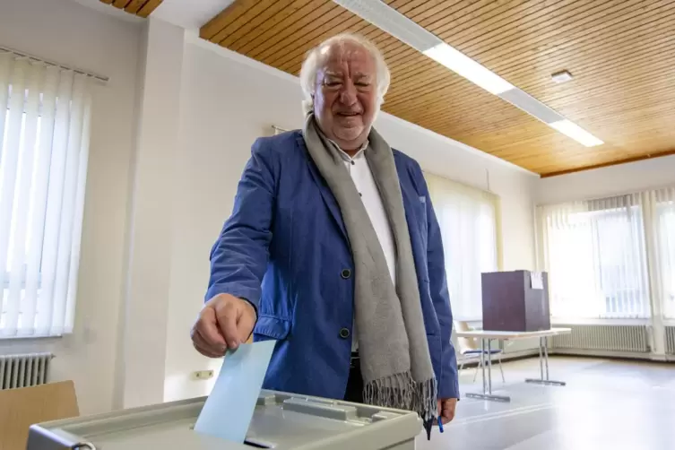 Oswald Kullmer am Morgen bei der Stimmabgabe im Waldleininger Bürgerhaus. 