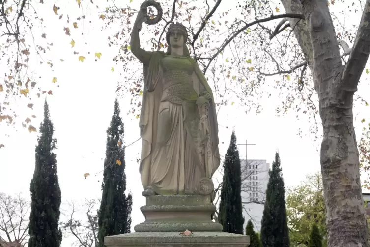 Auf dem Friedhof steht die letzte erhaltene Germania in Ludwigshafen.