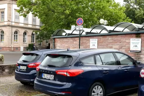 In Bad Dürkheim stehen die beiden Leihautos am Bahnhof. In Bobenheim-Roxheim wäre der Platz vor dem Rathaus denkbar. 