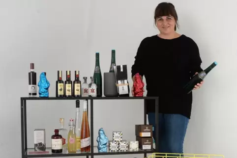 Nana Forell richtet einen kleinen „Adventsmarkt“ ein. 