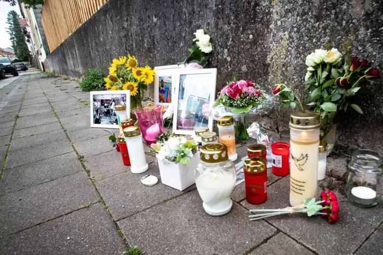 Nach der Bluttat wurden Blumen und Kerzen vor dem Haus in der Marienstraße abgelegt.