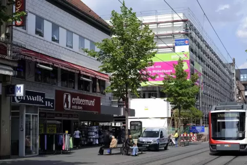 Ein Bild aus vergangenen Tagen: Ein Sexshop lockte in der Breiten Straße viele Jahre Kunden an. Dort sollen nun ein Supermarkt u