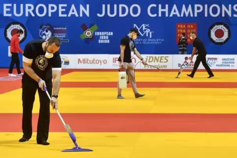 Freiwillige Helfer desinfizieren bei der Judo-EM in Prag in einer Pause die Matten, sogenannte Tatami. Die EM fand wegen der Cor
