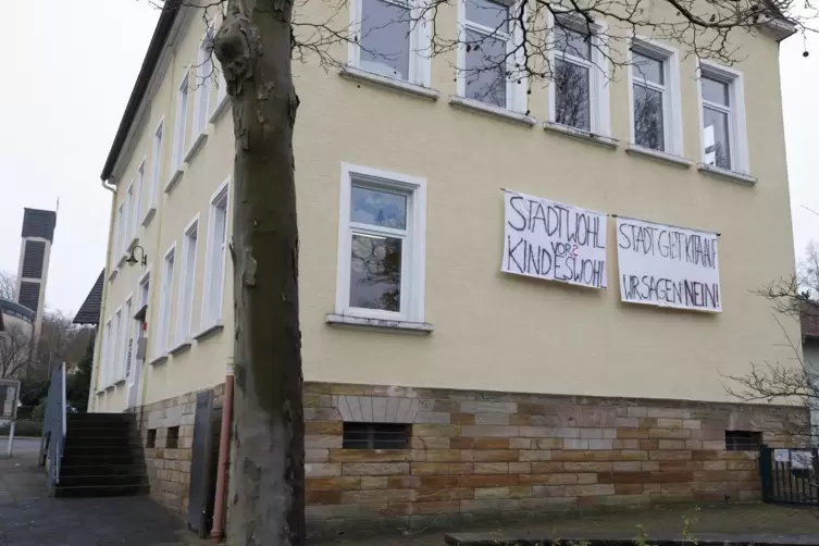 Ein Zeichen der Eltern: An der städtischen Kindertagesstätte Villa Winzig weisen zwei Banner auf die aktuelle Situation hin. „St