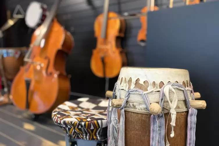 Im „Klangreich“ der Staatsphilharmonie können Instrumente begutachtet werden. 