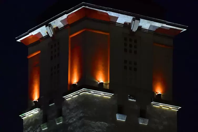 „Orange your City“: Im vergangenen Jahr war auch der Turm des Quartiers Hornbach orange illuminiert.