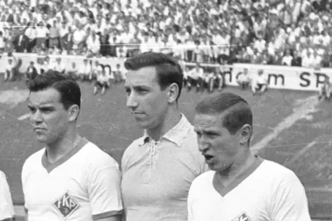 1964: Peter Dell (links) mit FKP-Keeper Peter Jann und Helmut Kapitulski vor dem Bundesliga-Aufstiegsspiel beim Wuppertaler SV. 