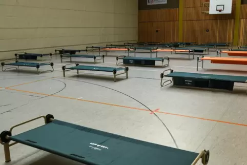 Bis Juni war die Sporthalle mit Feldbetten ausgestattet worden, um sie im Notfall als Corona-Lazarett zu nutzen. 