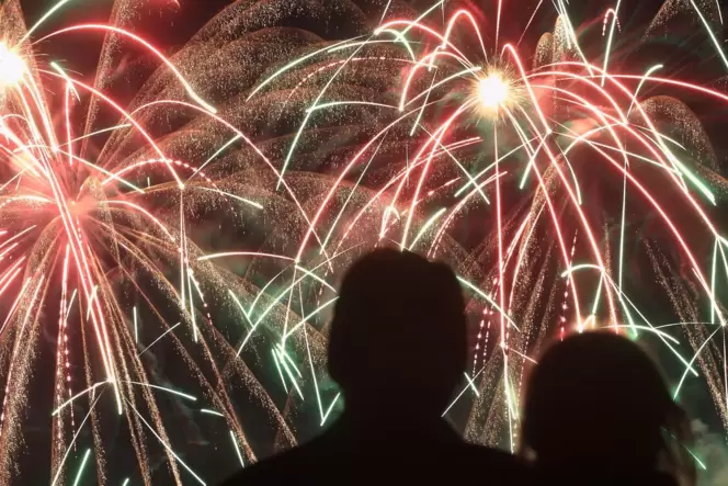 Das Feuerwerk gehört zum Jahreswechsel wie die Krippe zu Weihnachten. Bisher jedenfalls. Das Feuerwerk gehört zum Jahreswechsel wie die Krippe zu Weihnachten. Bisher jedenfalls.