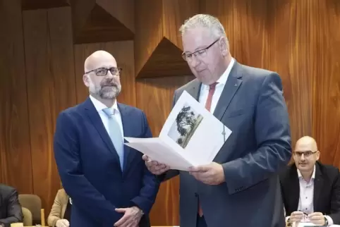 Als Oberbürgermeister Rüdiger Schneidewind (rechts) am 15. Oktober 2018 den bisherigen CDU-Stadtratsfraktionsvorsitzenden Michae