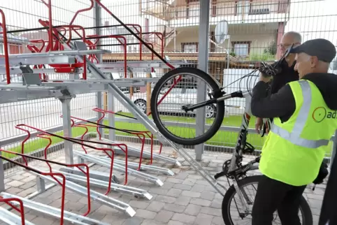 Michael Schindler zeigt, wie man Fahrräder in das Annweilerer Parkhaus stellt. 