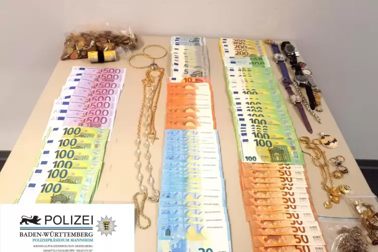 Die Polizei hat Bargeld und Gegenstände im Wert von 20.000 Euro sichergestellt. Der Einsatz wurde von der Ermittlungsgruppe Eige