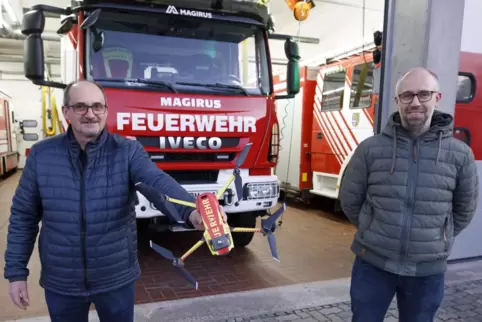 Erhoffen sich viel vom Multicopter-Einsatz: Franz-Josef Preis (links) und Benedikt Lenhard mit dem neuen Fluggerät. 