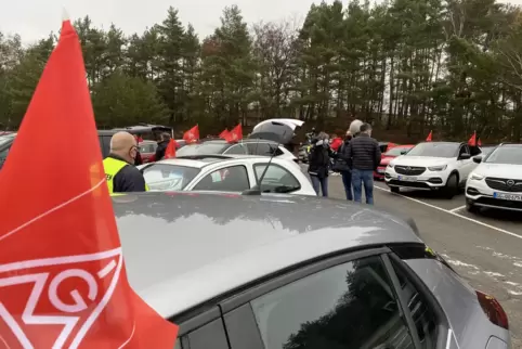 Bereitmachen zur Abfahrt: Gut 75 Opelaner machten sich am Dienstagvormittag in ihrer Freizeit auf den Weg nach Rüsselsheim.