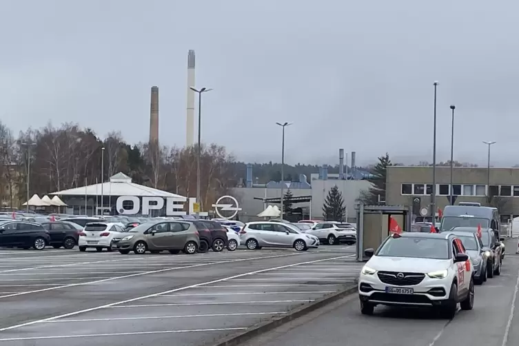 Abfahrt: Mit einem Hupkonzert verlassen die Korso-Teilnehmer den Parkplatz &ndash; Betriebsratsvorsitzender Thorsten Zangerle vorneweg