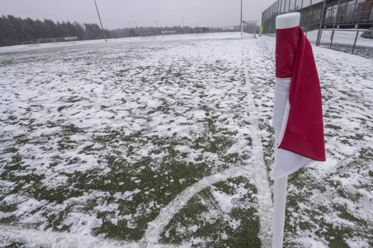 Frostige Zeiten für die Amateurfußballer: Bis mindestens Januar ist erst mal Pause, und wie’s danach weitergeht, ist Schnee von 