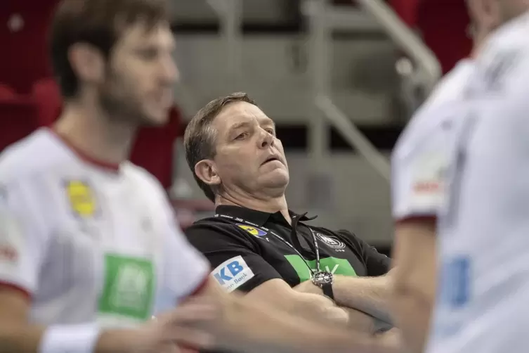 Typische Pose: Im Januar will der neue deutsche Handball-Nationaltrainer Alfred Gislason (Mitte, mit verschränkten Armen, links 