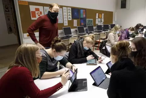 Matheunterricht mit Tablets: Lehrer Christoph Nebe nutzt auch intensiv das Smartboard statt der Tafel. 