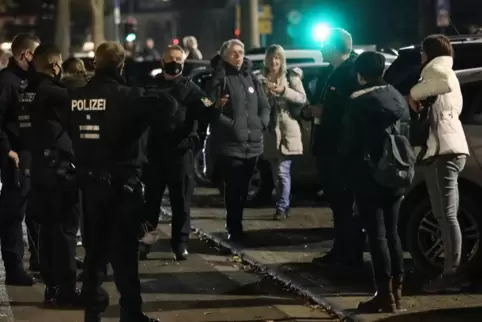 Leute, die von sich selbst behaupten, quer zu denken, verstoßen am 16. November in Landau gegen das Verbot ihrer Demonstration. 
