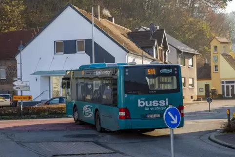 Ein Homburger Stadtbus passiert die Kirrberger Ortsmitte.