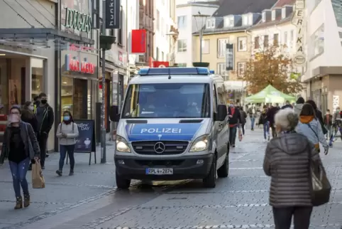 Polizei-Kontrolle in der Kaiserslauterner Fußgängerzone. Die Einzelhändler beklagen im ganzen Land spürbar weniger Umsätze wegen
