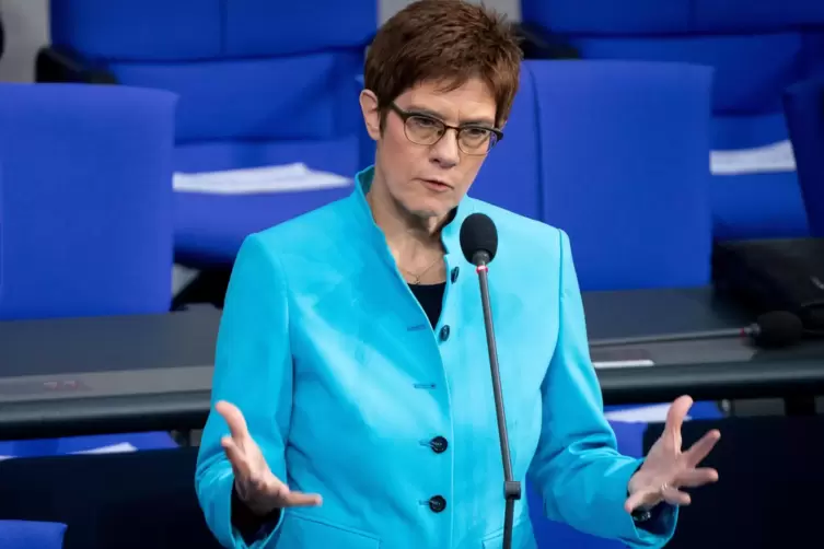 Verteidigungsministerin Annegret Kramp-Karrenbauer hofft, dass der Bundestag das Rehabilitierungsgesetz rasch verabschiedet.