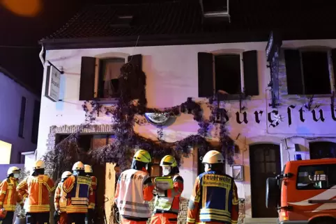 Bei dem Brand in der Wachenheimer Waldstraße kam ein Großaufgebot der Feuerwehren zum Einsatz. 