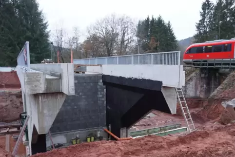 Hier steht die alte Bahnbrücke noch, die neue wartet schon auf ihren Einsatz. 