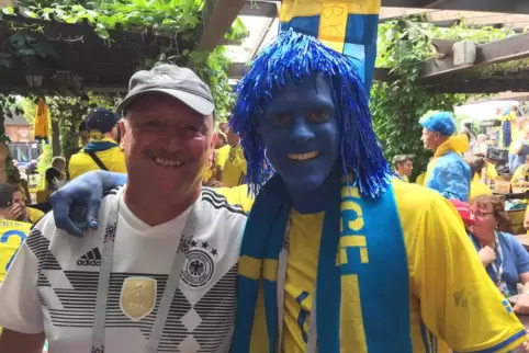 Bubi Toews (links) am 3. Juli 2018 bei der WM in Russland mit einem schwedischen Fan. 