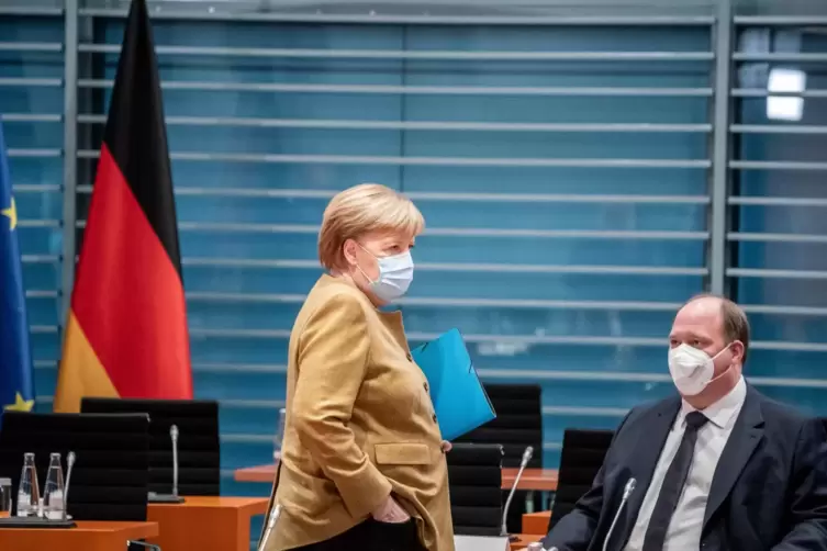 Bundeskanzlerin Angela Merkel spricht mit Helge Braun, Chef des Bundeskanzleramtes und Bundesminister für besondere Aufgaben. 